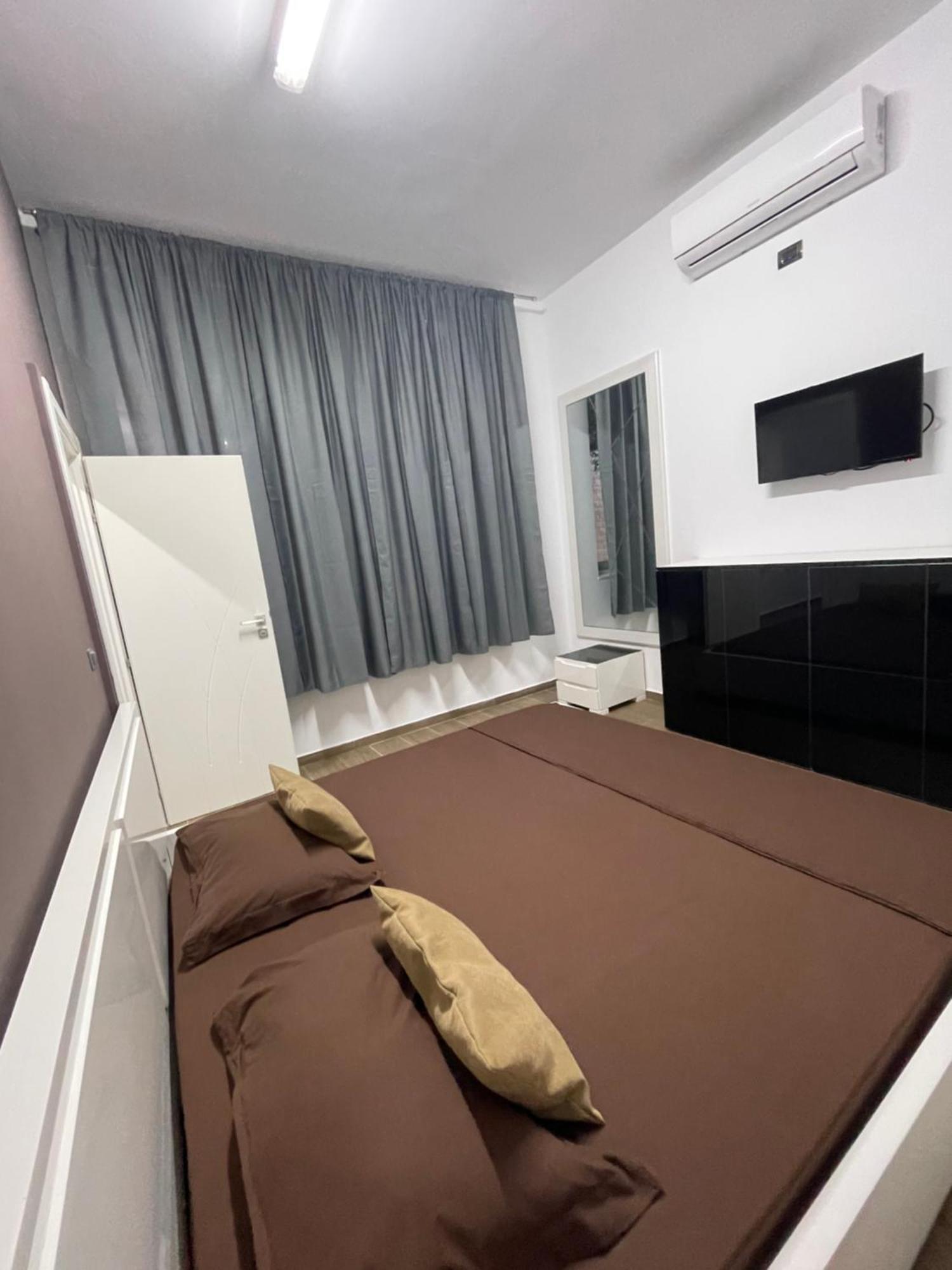 Gold Apartament Vlorë Esterno foto